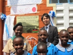 Mr. Ishikawa and pupils unveiling the plaque