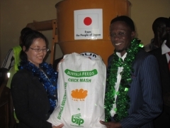 Ms. Takashima and Mr. Namwamba introducing Omena livestock feed produced by Bunyala Industrial Park Self Help Group