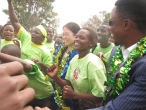 Ms. Takashima and Mr. Namwamba dancing with community people