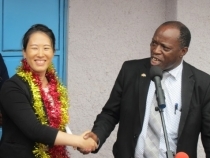 Ms. Takashima shakes hands with Dr. Saisi, Deputy Governor of Vihiga County